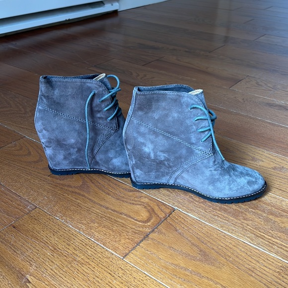 Trask Women’s Lia Suede Lace Up Wedge Ankle Booties - Picture 3 of 9